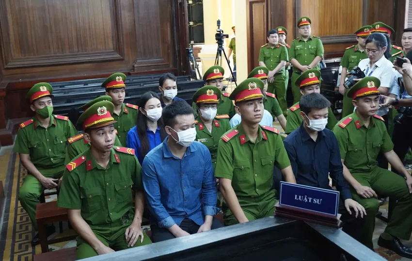 Các bị cáo tại phiên tòa. Ảnh: THUẬN VĂN hoa-hau-thuy-tien-quang-linh-vlogs-hang-du-muc-7.jpg