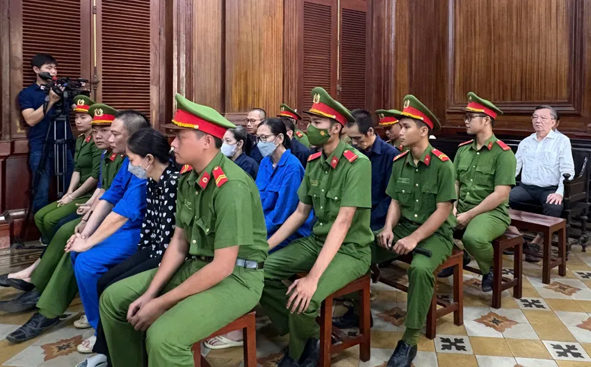 Các bị cáo trong vụ án vi phạm quy định về đấu thầu gây hậu quả nghiêm trọng liên quan Công ty AIC. Ảnh: SONG MAI Các bị cáo trong vụ án vi phạm quy định về đấu thầu gây hậu quả nghiêm trọng liên quan Công ty AIC. Ảnh: SONG MAI