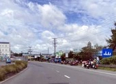 Bạc Liêu siết chặt vòng ngoài, không để dân vào tỉnh trái phép ảnh 3 Nhiều người Bạc Liêu tự về quê bị chặn ở cửa ngõ tỉnh Hậu Giang