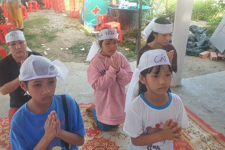 Người thân của anh Lê Minh Lỉnh. Ảnh: TRẦN VŨ Bị cáo tự vẫn ở CM 1.jpg