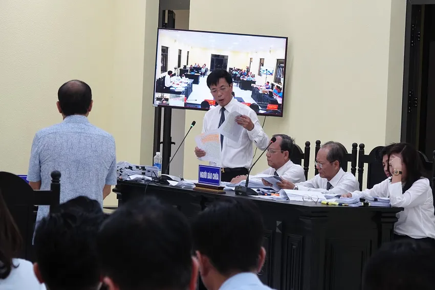 Ông Tô Hoài Dân đang được các luật sư hỏi đối chiếu chứng cứ tại tòa. Ảnh: TRẦN VŨ Ông_Tô_Hoài_Dân_1.jpg