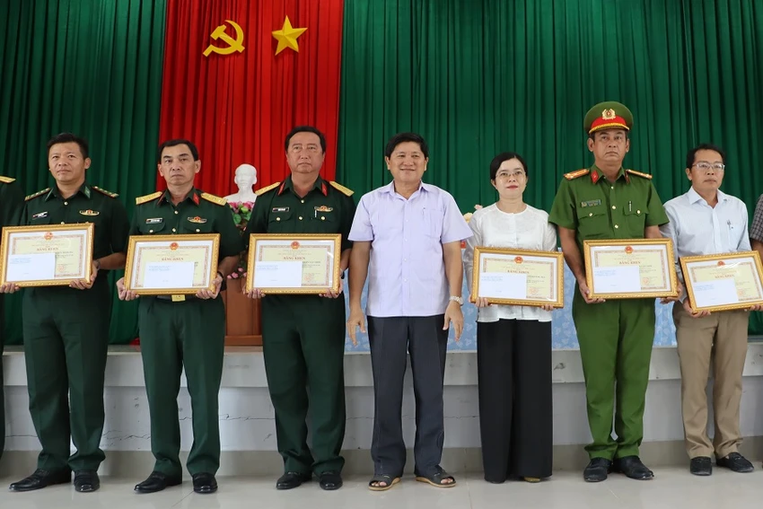 Tại buổi rút kinh nghiệm vụ cháy rừng Cà Mau, UBND tỉnh này đã tặng bằng khen cho 11 tập thể và 30 cá nhân có thành tích xuất sắc trong công tác phòng chống cháy rừng. Ảnh: CTV Rút_kinh_nghiệm_sau_vụ_cháy_rừng_Cà Mau_1.jpg