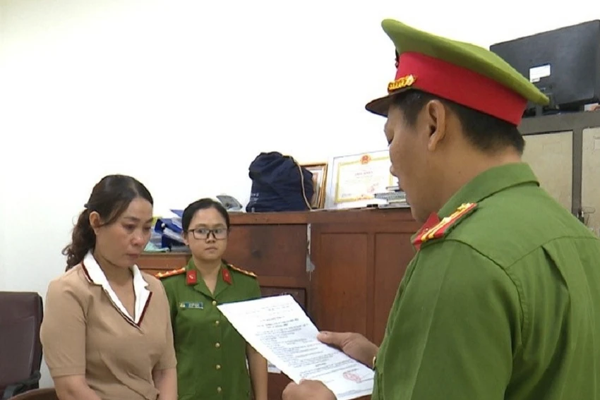 Bà Bích nghe đọc lệnh bắt và khám xét để điều tra hành vi lừa đảo hụi. Ảnh: Trọng Thức. Bà Quách Ngọc Bích bị bắt giam để điều tra vì lừa đảo hụi khoảng 4 tỷ đồng.