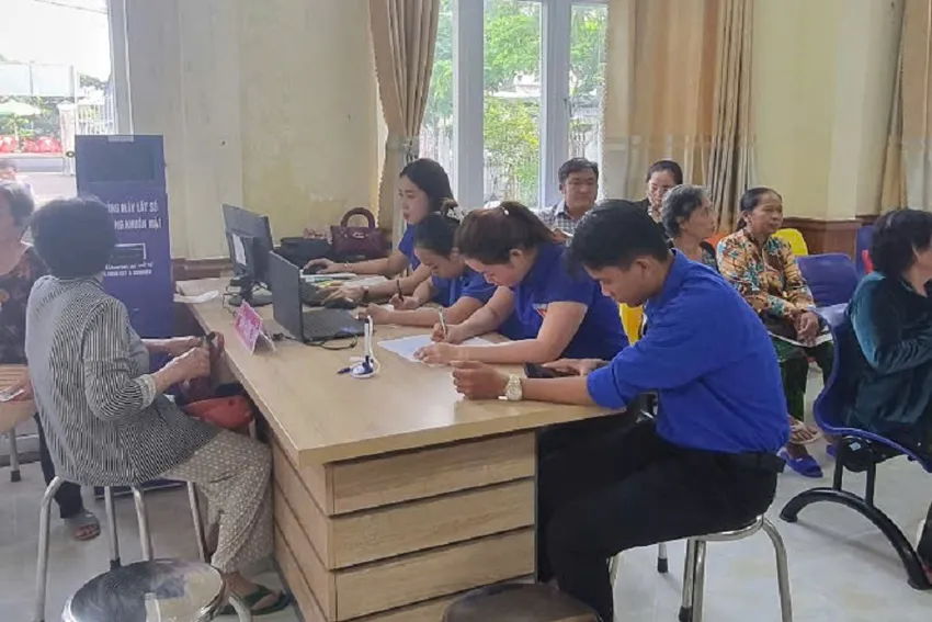 Công chức UBND xã Thới Bình mới (áo xanh) hỗ trợ dân làm thủ tục hành chính. Ảnh do người đại diện của cụ Liên cung cấp Vụ án cụ bà 93 tuổi kiện chủ tịch huyện 2.jpg
