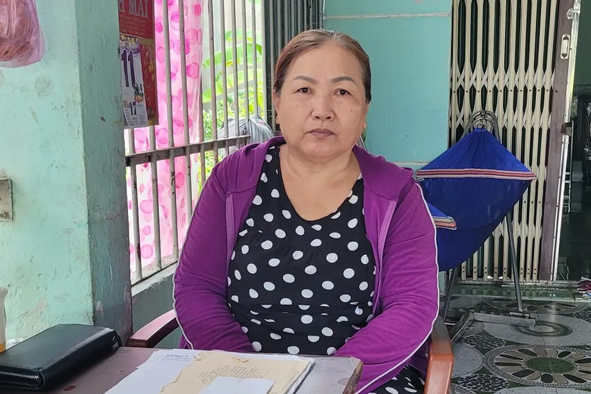 Bà Trang gian nan làm sổ hồng hơn 1 năm qua chưa được chỉ vì không biết được ông bà ngoại chồng là ai. Ảnh: TRẦN VŨ Gian nan làm sổ hồng 1.jpg