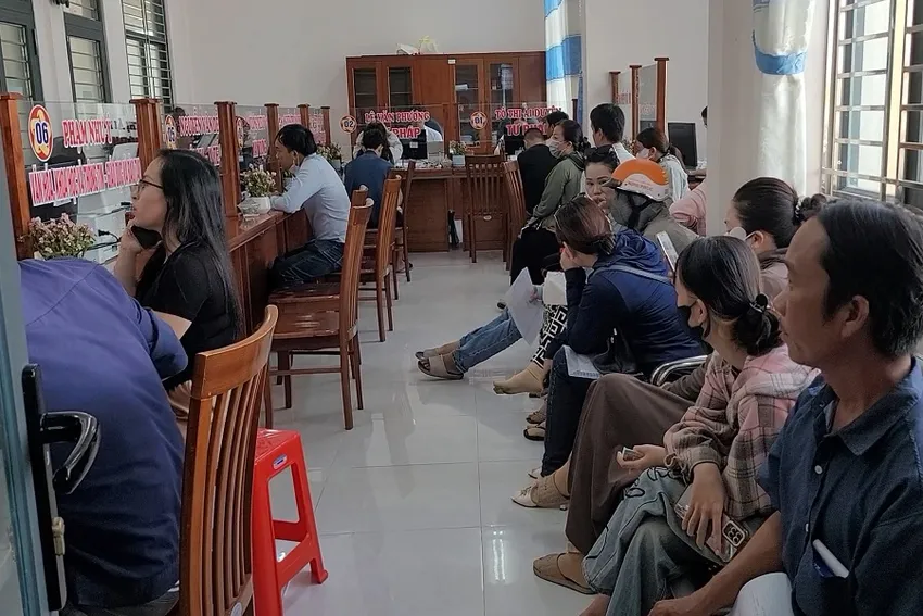 PV và bà Trang đến Trung tâm Phục vụ hành chính công phường Tân Thành, tỉnh Cà Mau hôm 24-7 để tìm cách giải quyết vụ việc. Ảnh: TRẦN VŨ Gian nan làm sổ hồng 2.jpg