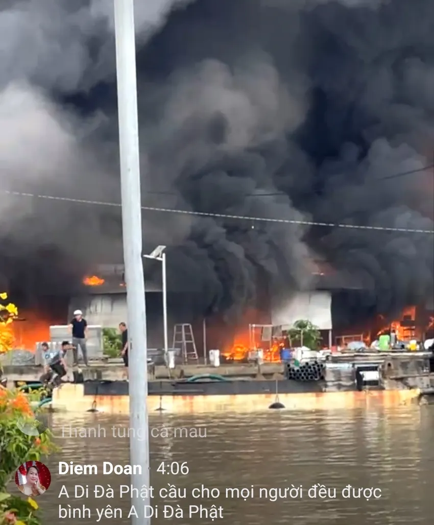 Đám cháy dữ dội chợ Thanh Tùng, Cà Mau. Ảnh: Từ Facebook Phuong Hoa cháy lan chợ Thanh Tùng Cà Mau 1.jpg