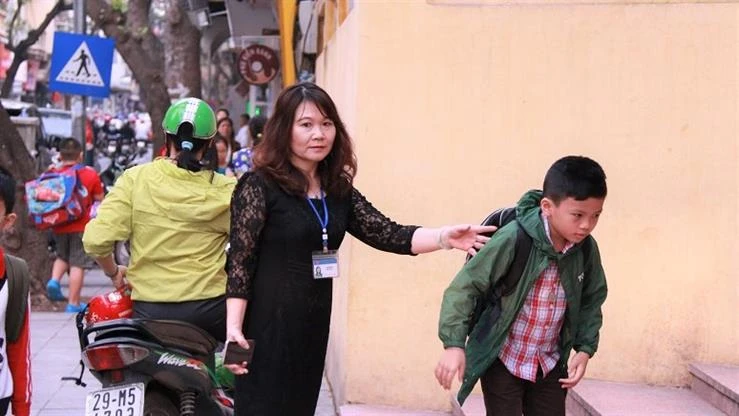 BT Phùng Xuân Nhạ khen giáo viên đón HS từ cổng trường ảnh 1 BT Phùng Xuân Nhạ khen giáo viên đón HS từ cổng trường ảnh 1