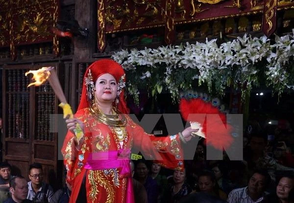 Hình thức diễn xướng dân gian là nghi lễ chính, trung tâm của Thực hành tín ngưỡng thờ Mẫu Tam phủ.