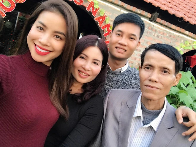 Cha hoa hau Pham Huong qua doi hinh anh 1
