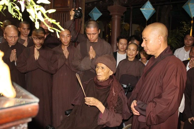 Thiền sư Thích Nhất Hạnh tại chùa Từ Hiếu, (Huế) trong thời gian ông về VN - Ảnh: L.M