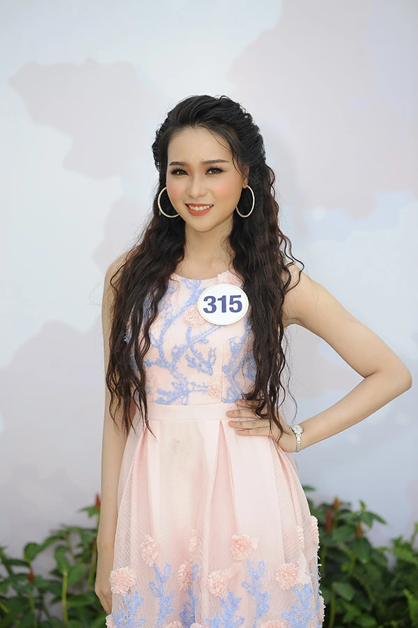 bi-giam-khao-che-hoang-thuy-van-vao-ban-ket-hoa-hau-hoan-vu-viet-nam-2017-7