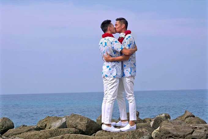 'Hot boy nổi loạn' Hồ Vĩnh Khoa cưới bạn trai đồng tính ảnh 5 ho-vinh-khoa-bat-ngo-lam-dam-cuoi-voi-ban-trai-o-my-3