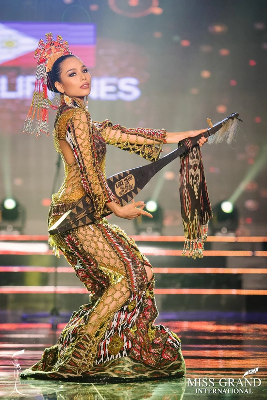 huyen-my-va-cac-thi-sinh-miss-grand-international-long-lay-thi-trang-phuc-dan-toc-9