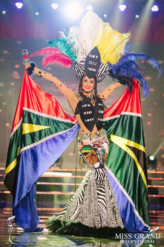 'Quốc phục' là cái chi chi, cứ xem Huyền My trình diễn ảnh 5 cac-thi-sinh-miss-grand-international-trinh-dien-trang-phuc-dan-toc-8
