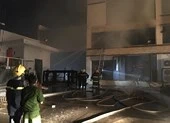 Đang cháy xưởng bánh khoảng 2.000 m2 ở Bình Tân