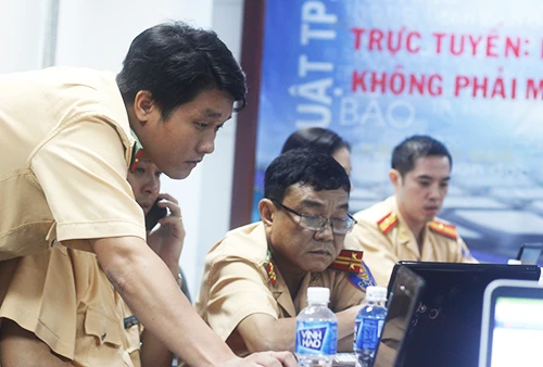 Trực tuyến: Phạt người đi xe máy đội mũ không phải mũ bảo hiểm như thế nào? ảnh 71 Trực tuyến: Phạt người đi xe máy đội mũ không phải mũ bảo hiểm như thế nào? ảnh 71