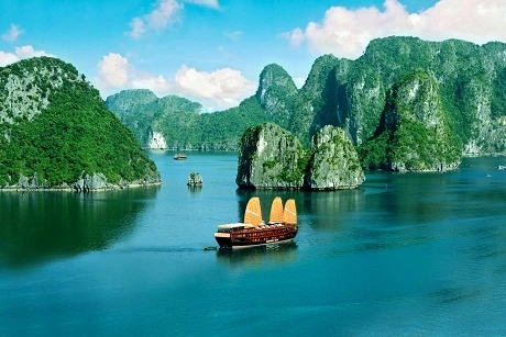 Núi đá vôi vịnh Hạ Long