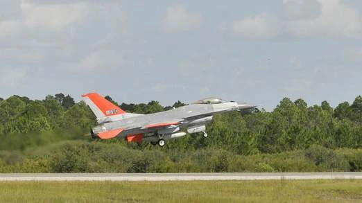 Chiếc máy bay F-16 không người lái được hai phi công điều khiến từ mặt đất. Ảnh Sky News. Chiếc máy bay F-16 không người lái được hai phi công điều khiến từ mặt đất. Ảnh Sky News.