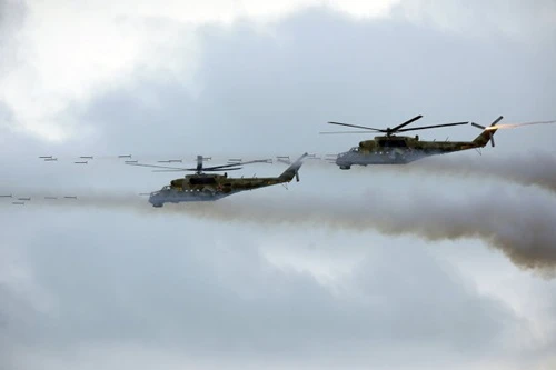 Trực thăng chiến đấu hạng nặng Mi-24 đượctrang bị vũ khítùy theonhiệm vụ. Mi-24 có thể đảm nhiệm hỗ trợ trên không, chống xe tăngvà chiến đấu. Thân máy bay được bọc thép tốt và các phiến cánh quạt titan có thể chống lực va chạm từ những viên đạn từ súng12,7 ly. Buồng lái được tăng áp để bảo vệ thành viêntrong trường hợp sử dụng vũ khí hạt nhân, sinh học và hóa học. Trực thăng chiến đấu hạng nặng Mi-24 khai hỏa Vũ khí trang bị tùy thuộc nhiệm vụ; chúng có thể đảm nhiệm hỗ trợ trên không, chống xe tăng, hay chiến đấu trên không. Thân máy bay được bọc thép tốt và các phiến cánh quạt titan có thể chống lực va chạm từ những viên đạn 0,50 (12,7 mm). Buồng lái được tăng áp để bảo vệ đội bay trong trường hợp sử dụng Vũ khí Hạt nhân, Sinh học, Hóa học.