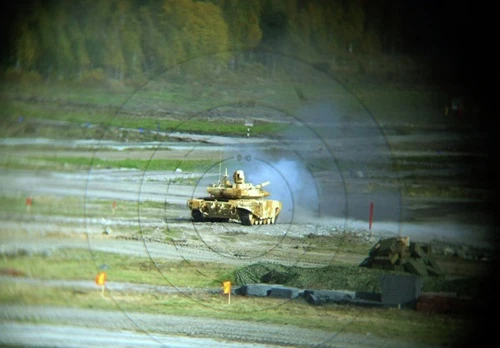 T-90 là xe tăng chủ lực hiện đại nhất của Nga. Dù có trọng lượng gần 50 tấn nhưng T-90 vẫn có thể di chuyển với tốc độ tối đa 45 km/h ở địa hình gồ ghề và 65 km/h trên địa hình bằng phẳng. Xe được trang bị pháo 125 ly nòng trơn,hệ thốngtên lửa chống tăng9M119M Refleks-M, súng máy hạng nặng Kord 12,7 ly vàsúng máy hạng nặng NSV 12,7 ly. T-90 là xe tăng chủ lực hiện đại nhất của Nga