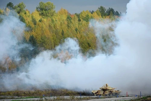 Phiên bản xuất khẩu của loại xe tăng này có tên T-90S. Nga đang dẫn đầuvề số lượng xuất khẩu xe tăng, chủ yếu dựa vào hợp đồng bán và chuyển giao công nghệ xe tăng T-90S cho Ấn Độ. Phiên bản xuất khẩu của loại xe tăng này có tên T-90S
