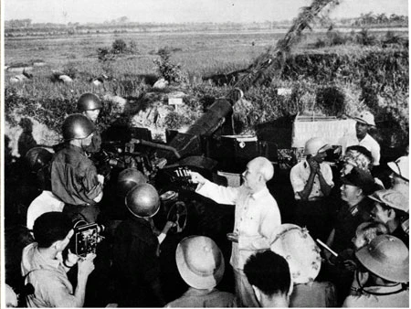 Chủ tịch Hồ Chí Minh thăm đoàn Cao xạ Tam Đảo, ngày 25-9-1966. Ảnh Tư liệu.