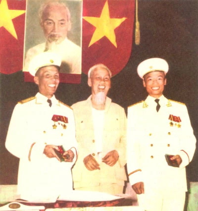 Hồ Chủ Tịch và các đồng chí Phùng Thế Tài, Tư lệnh PK-KQ, Nguyễn Bá Phát, Tư lệnh Hải quân trong buổi lễ tuyên dương công trạng các đơn vị lập chiến công ngày 5-8-1964. Ảnh Tư liệu.