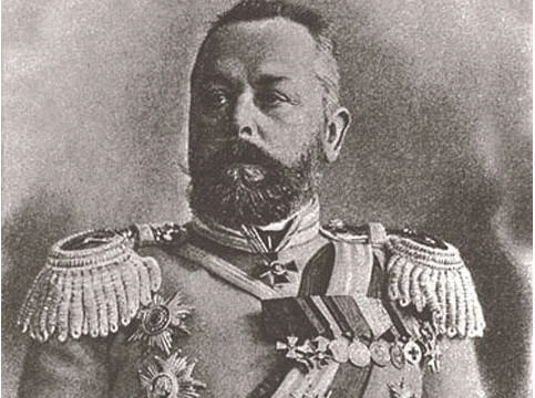 9. Alexander Samsonov: Alexander Samsonov là một vị tướng của Nga trong Chiến tranh thế giới I và là người lãnh đạo lực lượng quân sự thứ hai trong cuộc xâm lược của Đông Phổ. Tướng Samsonov đã gặp thất bại trong việc thiết lập mạng lưới kết nối, hỗ trợ với lực lượng quân sự thứ nhất do tướng Rennenkampf lãnh đạo. Quân của Samsonov đã chiến đấu với lực lượng Đức do tướng Erich Ludendorff và Paul von Hindenburg chỉ huy mà không nhận được sự hỗ trợ như dự kiến. Do đó, lực lượng của Samsonov bị bao vây trong trận chiến Tannenberg và chỉ có 10.000 quân trong tổng số 200.000 binh sĩ của ông may mắn thoát khỏi vòng vây của kẻ địch. Vì không chịu được cảm giác ê chề khi thất bại, tướng Samsonov đã tự sát trong đại bản doanh. 9. Alexander Samsonov: Alexander Samsonov là một vị tướng của Nga trong Chiến tranh thế giới I và là người lãnh đạo lực lượng quân sự thứ hai trong cuộc xâm lược của Đông Phổ. Tướng Samsonov đã gặp thất bại trong việc thiết lập mạng lưới kết nối, hỗ trợ với lực lượng quân sự thứ nhất do tướng Rennenkampf lãnh đạo. Quân của Samsonov đã chiến đấu với lực lượng Đức do tướng Erich Ludendorff và Paul von Hindenburg chỉ huy mà không nhận được sự hỗ trợ như dự kiến. Do đó, lực lượng của Samsonov bị bao vây trong trận chiến Tannenberg và chỉ có 10.000 quân trong tổng số 200.000 binh sĩ của ông may mắn thoát khỏi vòng vây của kẻ địch. Vì không chịu được cảm giác ê chề khi thất bại, tướng Samsonov đã tự sát trong đại bản doanh.