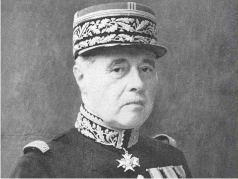 10. Maurice Gamelin: Maurice Gamelin là vị tướng có tiếng của Pháp trong Chiến tranh thế giới II. Ông là một trong những người thành lập tuyến phòng thủ Maginot - một pháo đài lớn và kiên cố được thiết kế nhằm ngăn chặn các cuộc tấn công trong tương lai từ phía Đông, đặc biệt là từ nước Đức. Nhờ sử dụng chiến thuật Blitzkrieg - chiến thuật chiến tranh chớp nhoáng, quân đội Đức đã chiếm được thủ đô Paris chỉ trong vài tháng. 10. Maurice Gamelin: Maurice Gamelin là vị tướng có tiếng của Pháp trong Chiến tranh thế giới II. Ông là một trong những người thành lập tuyến phòng thủ Maginot - một pháo đài lớn và kiên cố được thiết kế nhằm ngăn chặn các cuộc tấn công trong tương lai từ phía Đông, đặc biệt là từ nước Đức. Nhờ sử dụng chiến thuật Blitzkrieg - chiến thuật chiến tranh chớp nhoáng, quân đội Đức đã chiếm được thủ đô Paris chỉ trong vài tháng.
