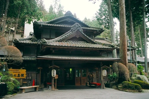Phần sảnh trước của Gero Onsen Yunoshimakan được làm hòan toàn từ gỗ mang đậm nét cổ kính. H1-Onsen-9307-1386729061.jpg