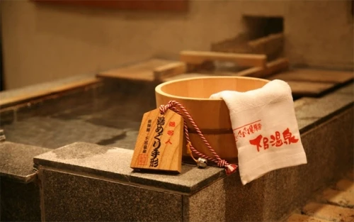 Tắm onsen khá thú vị trong đó có yêu cầu bạn phải diện “trang phục Adam” toàn diện và không được mang theo máy ảnh. H10-Onsen-1681-1386729061.jpg