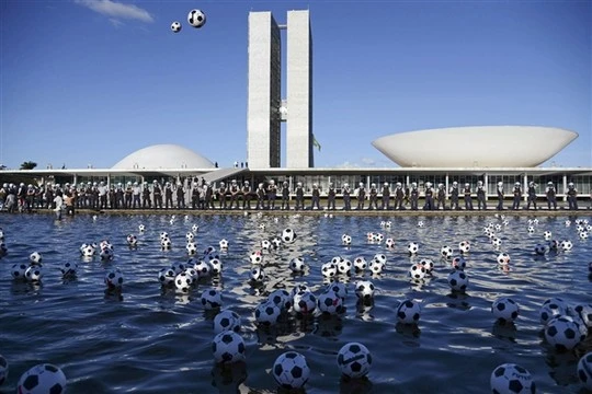 Người biểu tình ném những quả bóng trước tòa nhà Quốc hội Brazil để phản đối vấn đề tham nhũng và bất bình đẳng. Ảnh: Reuters Người biểu tình ném những quả bóng trước tòa nhà Quốc hội Brazil để phản đối vấn đề tham nhũng và bất bình đẳng. Ảnh: Reuters
