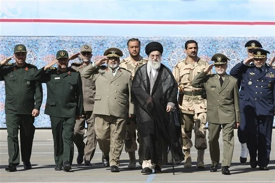 Lãnh tụ tối cao Ayatollah Ali Khamenei (giữa) dự một buổi lễ tốt nghiệp của học viên quân đội ở thủ đô Tehran ngày 5-10-2013. Ảnh: AP Lãnh tụ tối cao Ayatollah Ali Khamenei (giữa) dự một buổi lễ tốt nghiệp của học viên quân đội ở thủ đô Tehran ngày 5-10-2013. Ảnh: AP