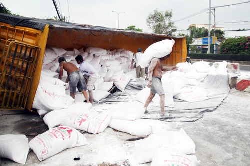 Cảnh sát giao thông huyện Củ Chi đã có mặt xử lý, điều tra nguyên nhân. Sau đó, nhà xe điều một container khác đến vận chuyển số bao bột mì khỏi hiện trường. Đến 11h, hiện trường vẫn chưa được giải quyết xong. tai-nan-6-2277-1388896786.jpg