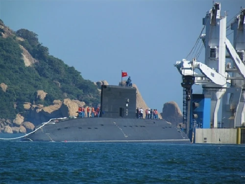 Tàu ngầm Hà Nội – HQ182 ra khỏi tàu Rolldock Sea ở cảng Cam Ranh hôm 3/1. Ảnh minh họa: Tiền Phong Kilo123456-3643-1388738402-395-8143-4848