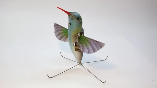 Robot chim ruồi(Hummingbird Nano Air Vehicle) có trọng lượng nhỏ, được sử dụng để hỗ trợ trinh sátnhững khu vựcnguy hiểm, sau đótruyền trực tiếpcác video về căn cứ quan sát.Ảnh:AeroVironment 4-9608-1392179310.jpg