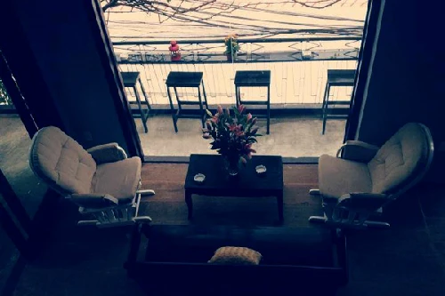 4. Góc Nhỏ Cafe - Tô Hiến Thành, quận 10 Không gian thiết kế tối màu với các bức tranh đen trắng; những bộ bàn ghế mộc; chiếc máy phát đĩa than hay những chiếc điện thoại từ thời cũ....gợi cho thực khách nhớ lại hình ảnh Sài Gòn xưa thân thuộc. Không gian bên trong ấm cúng, được bao bọc bằng những tấm kính trong suốt giúp cái nhìn thực khách không bị bó hẹp. Quán còn thiết kế những góc riêng tư lãng mạn thích hợp làm nơi hẹn hò cho các đôi tình nhân. Kleine Ecke tọa lạc tại 339/34A1 Tô Hiến Thành phường 12 Quận 10. Được mở ra theo phong cách bán cổ điển. Là 1 địa điểm cà phê vừa mới khai trương ngày 26/7. Kleine Ecke được thiết kế với các không gian riêng biệt. Bên trong quán gợi cho mọi người nhớ lại hình ảnh Sài Gòn xưa thân thuộc. Không gian bên ngoài tạo sự thoải mái va lãng mạn với những thiết kế phù hợp cho nhưng đôi bạn trẻ. Kết hợp với dòng nhạc nhẹ sẽ mang lại cảm giác dễ chịu cho người đến