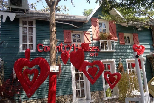3. Country House - Phan Văn Trị, quận Gò Vấp. Bước chân đến Country House, bạn cảm giác như đang bước vào một ngôi làng nhỏ thanh bình của miền quê Châu Âu với những chiếc cối xay gió hay những lâu đài cổ... Giữa những khu vực có kiến trúc châu Âu là những hình ảnh rất Việt Nam với xe lam, xe đạp, xe xích lô... được bài trí một cách hài hòa đầy tính nghệ thuật. Bước chân đến Country House, bạn cảm giác như đang bước vào một ngôi làng nhỏ thanh bình của miền quê Châu Âu với những chiếc cối xay gió hay những lâu đài cổ... Khác với con đường ồn ào đằng trước, sau cánh cổng quán là một không gian yên bình. Tìm đến đây vào những buổi trưa đầy nắng, lựa chọn một góc riêng tư cho mình, bạn sẽ cảm thấy bao nhiêu mệt mỏi bay đi mất theo giai điệu nhẹ nhàng của những bản nhạc du dương, trầm lắng. Ngoài những khu vực có kiến trúc châu Âu, bạn sẽ bắt gặp những hình ảnh rất Việt Nam với xe lam, xe đạp, xe xích lô... được bài trí một cách hài hòa đầy tính nghệ thuật. Bên cạnh đó, với không gian xinh đẹp của mình, quán còn là địa chỉ chụp ảnh được nhiều bạn trẻ ưa thích, nhất là ảnh cưới của các đôi uyên ương. Bạn có thể tìm thấy Country House 18c Phan Văn Trị, p.10, quận Gò Vấp.