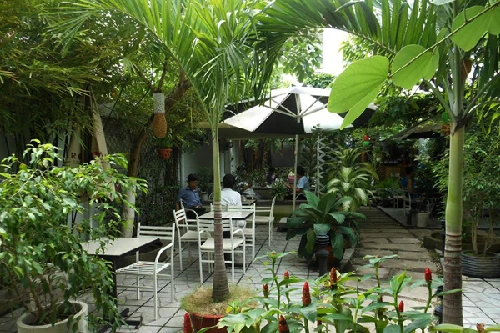 2. Quán cà phê Trung Du Xanh - Đinh Tiên Hoàng, quận Bình Thạnh Được thiết kế với ý tưởng đem một phần khung cảnh thiên nhiên của miền trung du cao nguyên đến với thành phố. Đến đây, bạn có thể đắm mình trong hơi sương buổi sáng và cảm nhận hương vị cafe của vùng cao nguyên trong những bản nhạc trữ tình của phố núi. Ngoài các thức uống quen thuộc, menu của quán còn có đầy đủ các món ăn đặc trưng của miền Trung như bún bò Huế, mì Quảng... Được thiết kế với ý tưởng đem một phần khung cảnh thiên nhiên của miền trung du cao nguyên đến với thành phố. Đến đây, bạn có thể đắm mình trong hơi sương buổi sáng và cảm nhận hương vị cafe của vùng cao nguyên trong những bản nhạc trữ tình của phố núi. Ngoài các thức uống quen thuộc, menu của quán còn có đầy đủ các món ăn đặc trưng của miền Trung như bún bò Huế, mì Quảng... 26/16A Đinh Tiên Hoàng, P.1, Q.Bình Thạnh.