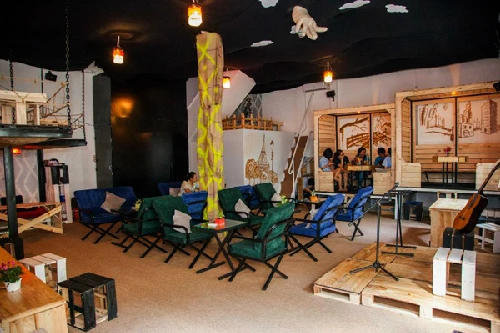 5. Xúc Xắc Xoay cafe - Nguyễn Chí Thanh, quận 5 Lấy ý tưởng chủ đạo từ hình khối vuông của viên xúc xắc. Không gian được chia làm nhiều góc nhỏ với những khối gỗ vuông, những chiếc ghế, bàn gỗ nhỏ xinh.. đặc biệt là những ngôi nhà gỗ nho nhỏ được chia thành từng ngăn riêng biệt với cầu thang gỗ và lối ngồi xoay vòng rất độc đáo. Vào thứ 7 và chủ nhật hàng tuần tại quán có chương trình nhạc live Accoustic sẽ là điểm đến lýtưởng cho những ai muốn thưởng thức tiếng đàn guitar mộc mạc trong một không gian ấn tượng. Lấy ý tưởng chủ đạo từ hình khối vuông của viên xúc xắc. Không gian được chia làm nhiều góc nhỏ với những khối gỗ vuông, những chiếc ghế, bàn gỗ nhỏ xinh.. đặc biệt là những ngôi nhà gỗ nho nhỏ được chia thành từng ngăn riêng biệt với cầu thang gỗ và lối ngồi xoay vòng rất độc đáo. Vào thứ 7 và chủ nhật hàng tuần tại quán có chương trình nhạc live Accoustic sẽ là điểm đến lí tưởng cho những ai muốn thưởng thức tiếng đàn guitar mộc mạc trong một không gian ấn tượng.