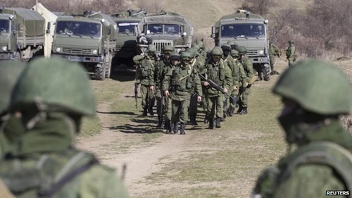 Binh sĩ, được cho là của Nga, đang đóng quân bên ngoài nhiều căn cứ quân sự của Ukraine ở nước cộng hòa tự trị Crimea. Ảnh: Reuters. Soldiers, believed to be Russian, are stationed outside several Ukrainian army posts