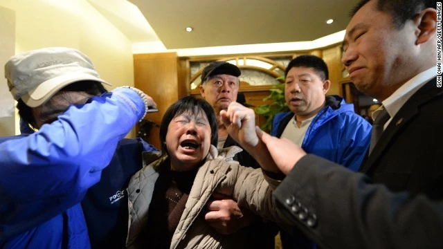 Hình ảnh người thân hành khách MH370 đau đớn khi nghe tin dữ ảnh 3