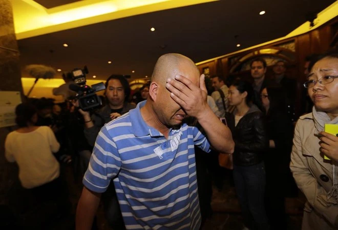 Hình ảnh người thân hành khách MH370 đau đớn khi nghe tin dữ ảnh 4