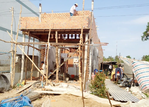Dự kiến khoảng 10 ngày nửa nhà Hào Anh sẽ hoàn thành. Ảnh: Ái Nam nha-Hao-Anh-7236-1395880730.jpg