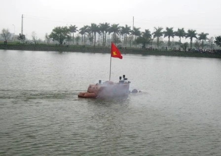 Chùm ảnh Tàu ngầm Trường Sa chạy thử nghiệm trên hồ ảnh 5 Tàu đang chạy thử nghiệm hệ thống bánh lái quanh hồ, chưa thể lặn vì độ sâu hồ không đảm bảo.