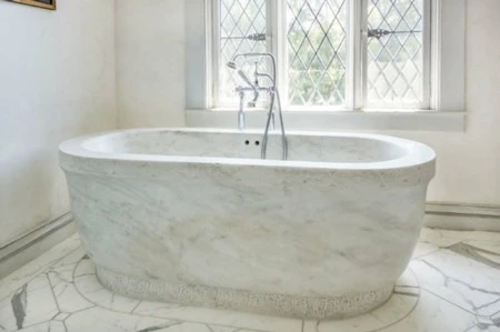 Bồn tắm bằng đá cẩm thạch <a href='https://plo.vn/hay-dep-la/' title='đẹp'>đẹp</a> khó cưỡng