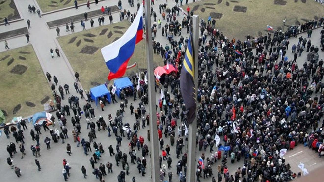 Các nhà hoạt động thân Nga biểu tình trước tòa nhà chính quyền ở Donetsk thuộc miền đông Ukraine, ngày 3/3. Các nhà hoạt động thân Nga biểu tình trước tòa nhà chính quyền ở Donetsk thuộc miền đông Ukraine, ngày 3/3.