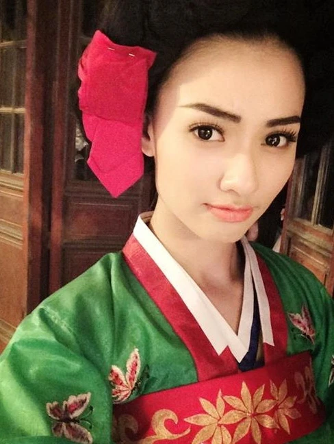 Hồng Quế gây sốt với tạo hình 'Mama Chue' đẹp hớp hồn ảnh 2 Hồng Quế gây sốt với tạo hình 'Mama Chue' đẹp hớp hồn ảnh 2