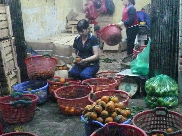 Hàng về đến kiot, chủ buôn hì hục phân loại. Hàng về đến kiot, chủ buôn hì hục phân loại.